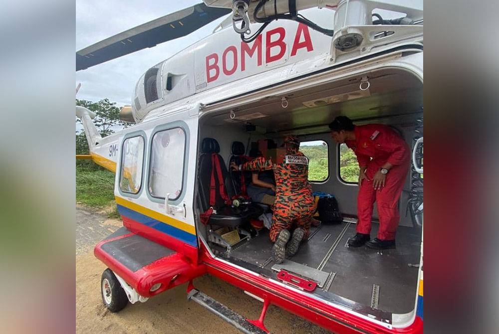 Operasi Medevac bomba membawa dua wanita hamil dari Kampung Orang Asli Punchor, Kahang ke Hospital Kluang pada Jumaat.