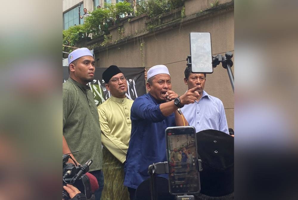 Ahmad Fadhli ketika menyampaikan ucapan semasa demonstrasi solidariti anjuran Pemuda Pas pada Jumaat.