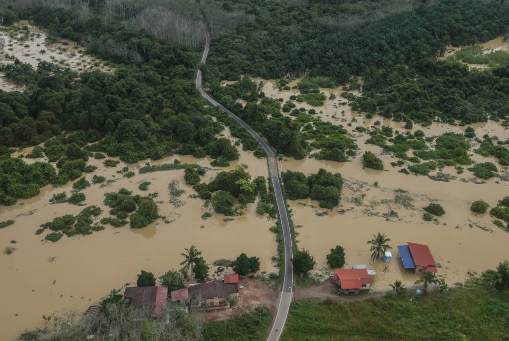 Tinjauan dari udara semasa pemantauan situasi banjir di beberapa daerah di negeri Johor pada Jumaat. - Foto Bernama