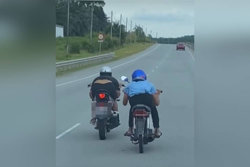 Tangkap layar video tular di media sosial memaparkan gelagat dua remaja lelaki berkenaan &#039;beraksi&#039; di jalan raya.