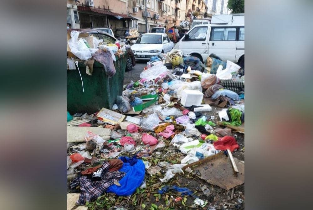 Antara lokasi longgokan sampah yang di bawah pemerhatian MPAJ.