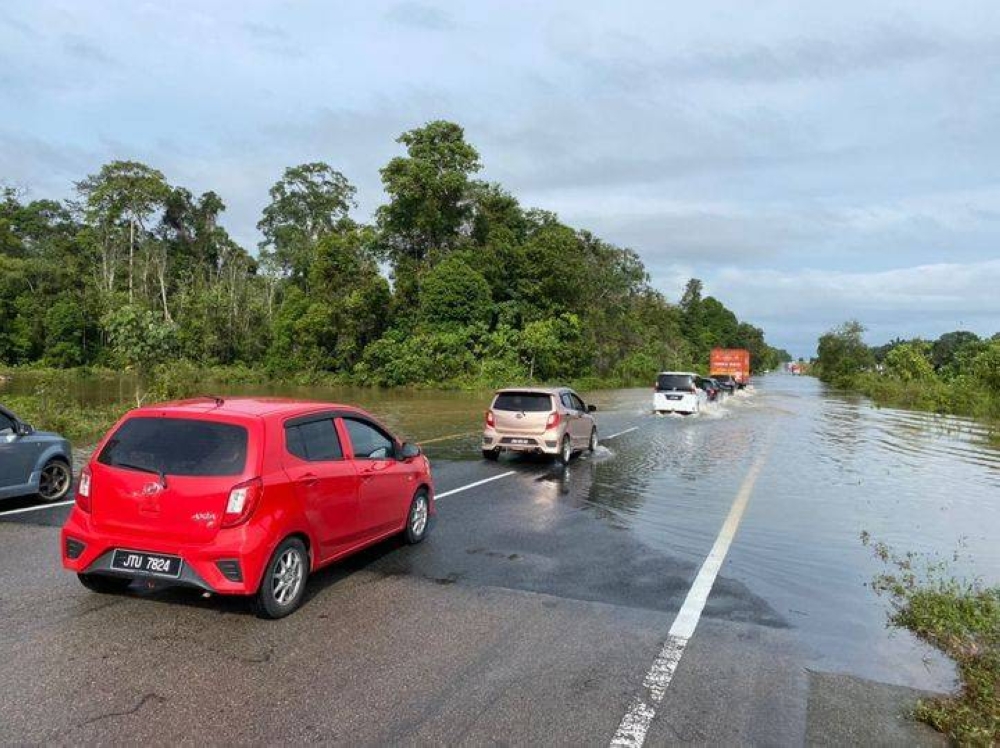 Laluan Mersing - Kota Tinggi masih dinaiki air namun boleh dilalui oleh semua kenderaan.