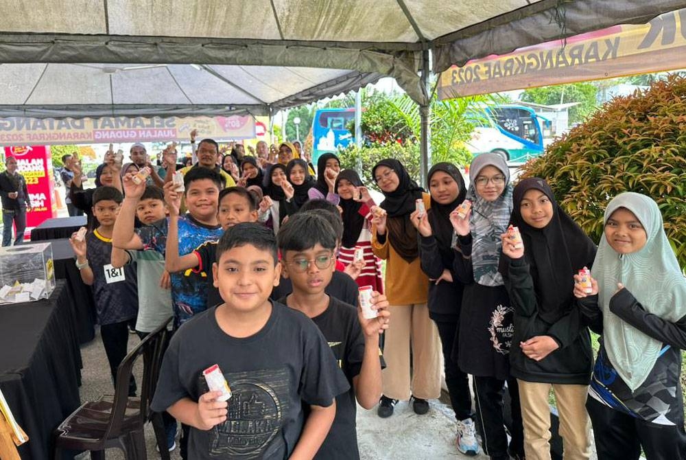 Sebahagian pelajar Sekolah Sekolah Kebangsaan (SK) Bukit Jawa, Kelantan yang mengadakan lawatan di Jualan Gudang Karangkraf 2023.