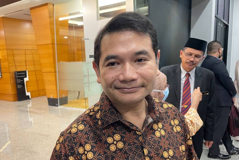 Rafizi ketika ditemui pemberita selepas Program Syarahan Parlimen Siri 1.0: Reset Ekonomi Malaysia di Parlimen pada Jumaat.