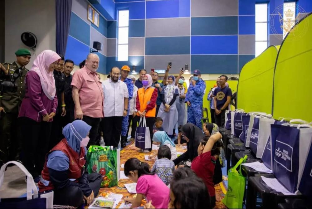 Sultan Johor, Sultan Ibrahim Sultan Iskandar mencemar duli melawat mangsa banjir di PPS Dewan Muafakat Taman Desaru Utama, Kota Tinggi, pada Jumaat.