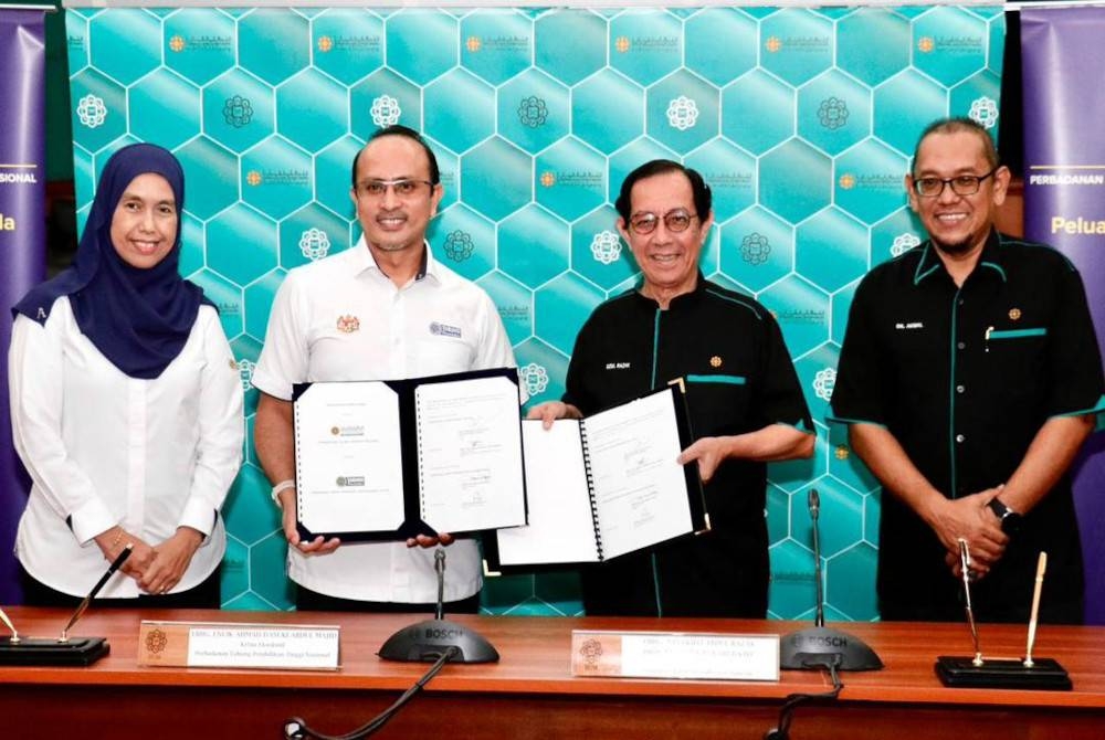 Dzulkifli (dua dari kanan); Ahmad Dasuki Abdul Majid (dua dari kiri); Timbalan Rektor (Pembangunan Pelajar dan Penglibatan Komuniti) UIAM, Profesor Dr Akmal Khuzairy Abdul Rahman (kanan) dan Ketua Pegawai Operasi PTPTN, Mastura Mohd Khalid (kiri) bergambar bersama selepas menandatangani MoU pada Jumaat.