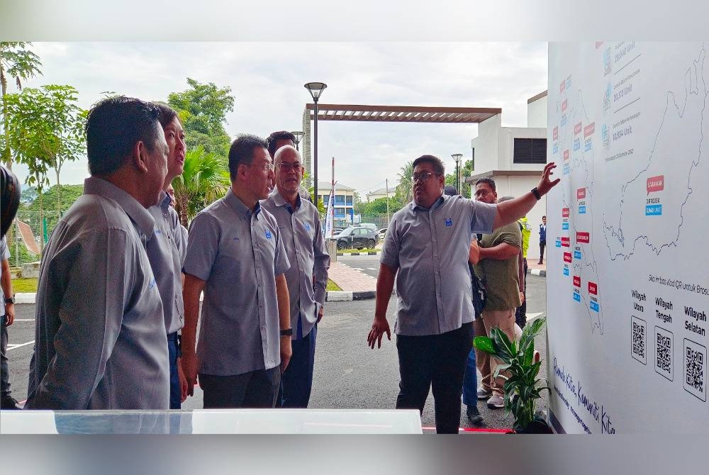 Kor Ming (tiga dari kiri) mendengar penerangan daripada pihak PR1MA ketika melawat Residensi Kepayang, Fair Park di Ipoh pada Sabtu.