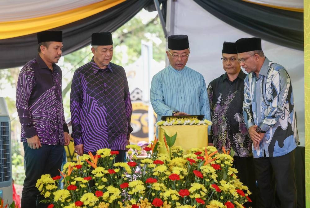 Yang di-Pertuan Agong Al-Sultan Abdullah Ri'ayatuddin Al-Mustafa Billah Shah (tiga, kiri) berkenan menyempurnakan perasmian Karnival Majlis Agama Islam Wilayah Persekutuan (MAIWP) di Dataran Merdeka pada Sabtu. - Foto Bernama