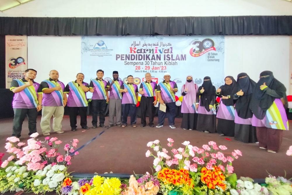 Dr Ismail (enam kiri) bersama jawatankuasa pengurusan karnival bergambar bersama.