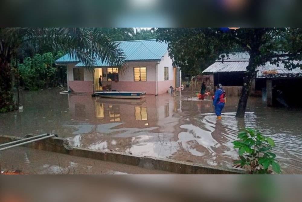 Angkatan Pertahanan Awam Malaysia (APM) melakukan pemantauan kawasan banjir di Kluang.