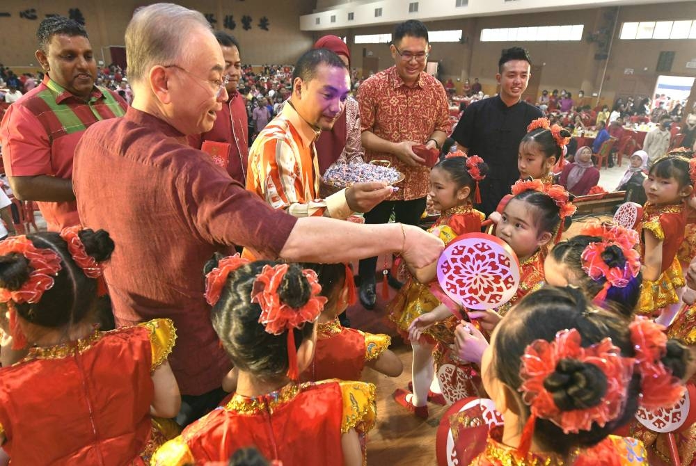 Onn Hafiz hadir Majlis Sambutan Tahun Baharu Cina peringkat negeri di Dewan Che Ann Khor, Yong Peng pada Sabtu.