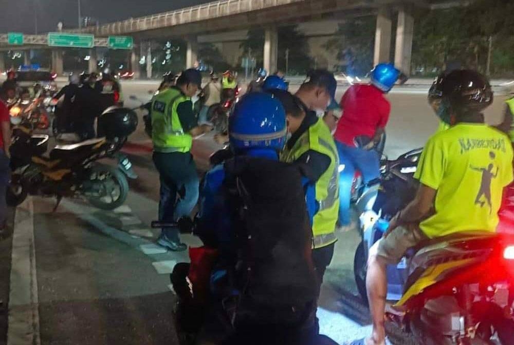 JPJ Selangor menjalankan pemeriksan terhadap penunggang motosikal semasa Op Tahun Baharu Cina di Plaza Tol PJS2 pada Khamis.