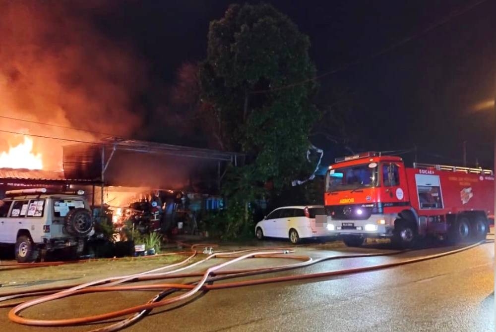 Kebakaran melibatkan sebuah kedai makan dan dua bengkel kenderaan di Kampung Belukar, Panji pada awal pagi Sabtu.