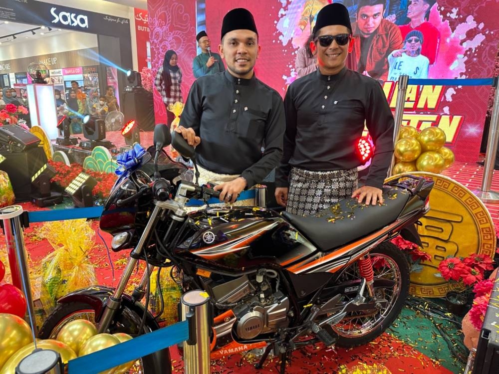 Zul Huzaimy (kanan) dan Murtadhatumizi Mustapha bergambar dengan Yahama RXZ Catalyzer. 