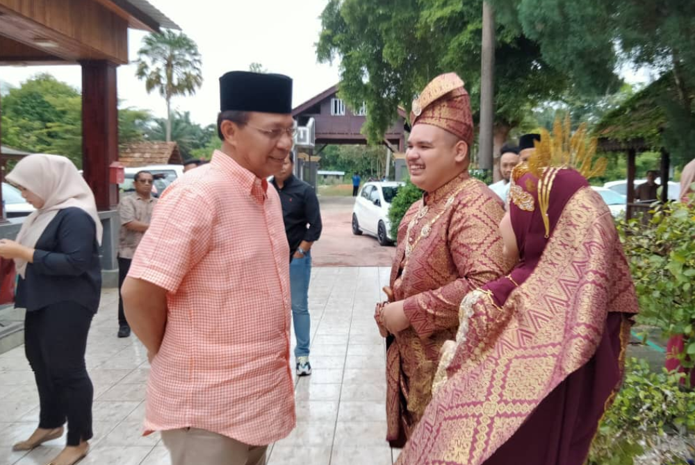 Hasni beramah mesra dengan pengantin ketika menghadiri majlis perkahwinan di Citra Sri Pinang, Benut, Pontian pada Sabtu.