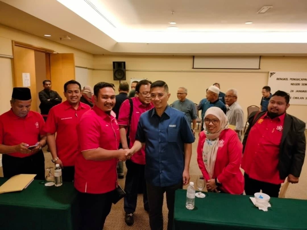 Mohamed Azmin (lima kiri) ketika hadir merasmikan Bengkel Pengucapan Awam Bersatu Negeri Sembilan di sini pada Sabtu.
