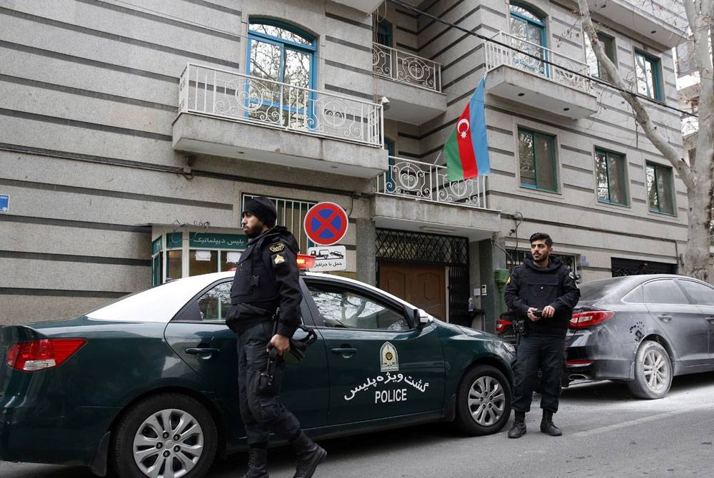 Polis mengawal Kedutaan Azerbaijan di Tehran selepas serangan bersenjata menyebabkan seorang maut manakala beberapa kakitangan kedutaan cedera. - Foto EPA