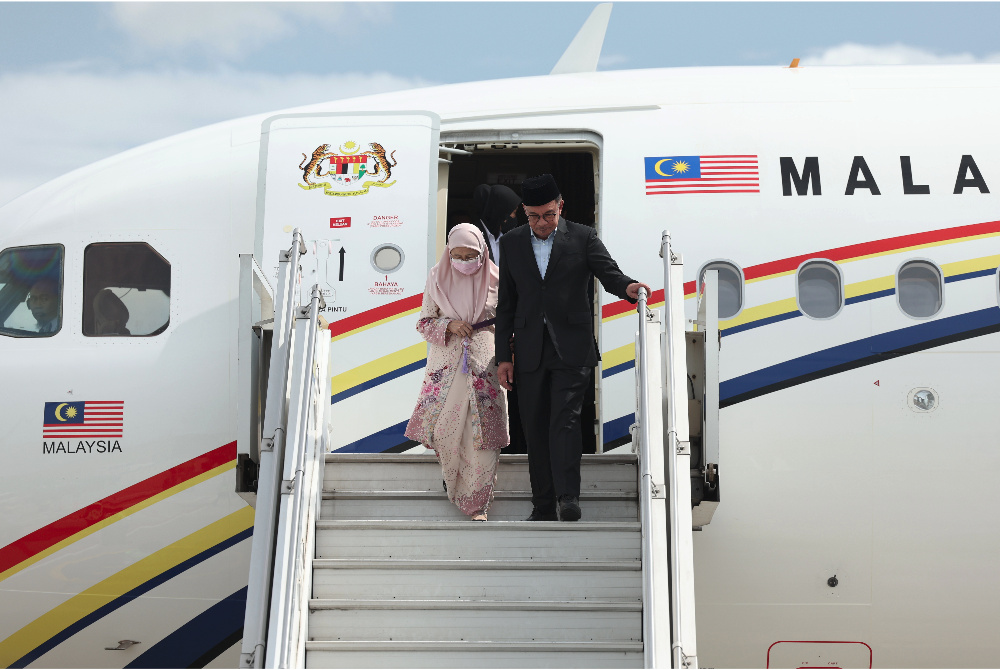 Anwar dan isteri, Datuk Seri Dr Wan Azizah Wan Ismail akan mengadakan lawatan rasmi ke Singapura esok. - Foto fail Bernama
