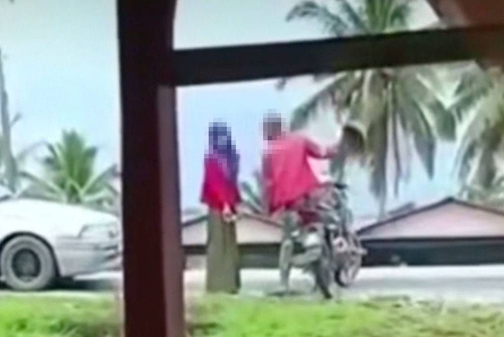 Klip video tular memaparkan seorang lelaki memukul isterinya menggunakan topi keledar di hadapan sebuah kedai makan di Paloh, Gua Musang pada Khamis.