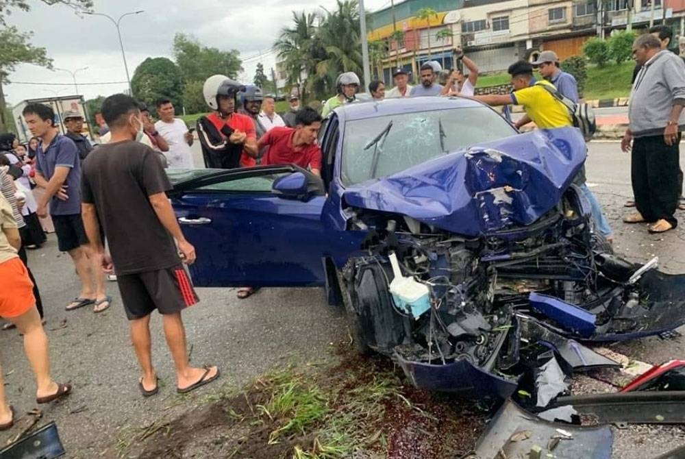 Kereta dinaiki satu keluarga remuk selepas terlibat kemalangan dengan sebuah pacuan empat roda hingga mengakibatkan seorang kanak-kanak dan seorang bayi parah di Kilometer 57 Jalan Batu Pahat-Mersing, Kluang pada Sabtu.