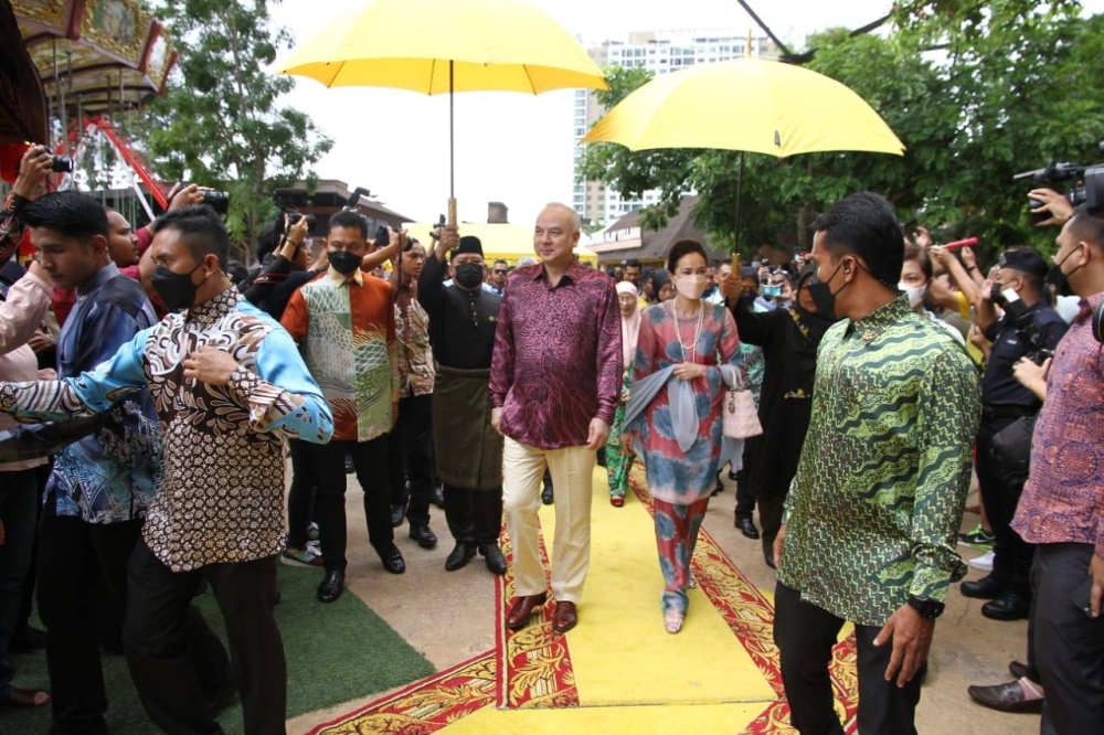 Sultan Nazrin dan Tuanku Zara berkenan berangkat ke Majlis Sambutan Tahun Baharu Cina 2023 peringkat negeri di Taman Tema Lost World of Tambun (LWOT) di sini pada Ahad.