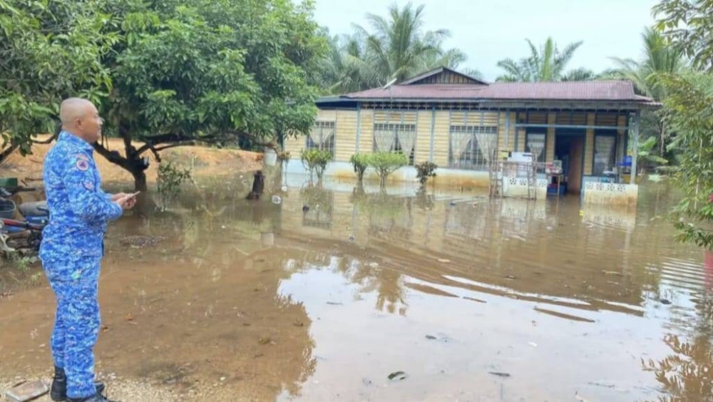 Anggota APM melakukan pemantauan keadaan banjir di Kampung Sejagong, Batu Pahat. -Foto: APM Batu Pahat