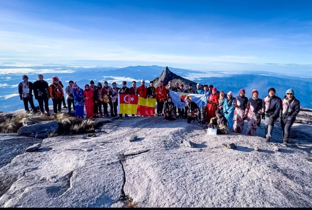 Kakitangan MPSepang diketuai Abd Hamid menawan puncak Gunung Kinabalu bagi membawa misi mempromosi batik Selangor.