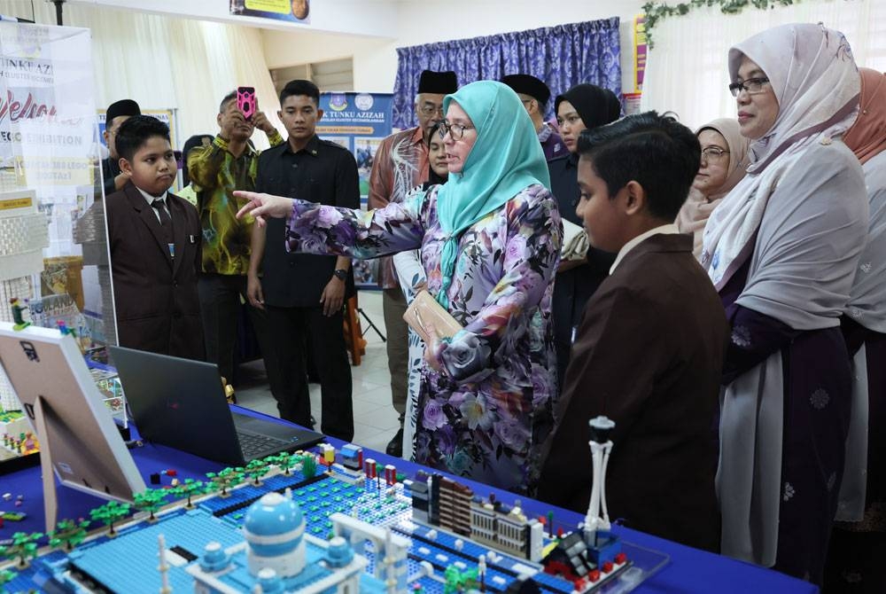 Tunku Azizah berkenan melihat susunan permainan Lego berbentuk Menara Kuantan 188 ketika melawat pameran pada Majlis Apresiasi Pendidikan Sekolah Kebangsaan Tunku Azizah kali ke-18 di sini, hari ini. - Foto Bernama