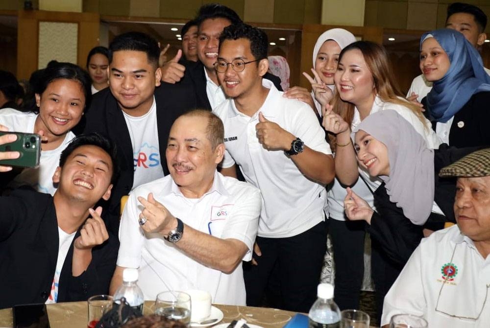 Hajiji berswafoto bersama mahasiswa yang hadir pada majlis perasmian Penutupan Konvensyen Mahasiswa GRS dan pelancaran Sayap Pelajar GRS di Kota Kinabalu.