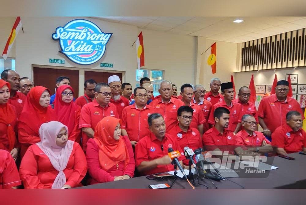 Sidang akhbar UMNO Bahagian Sembrong berhubung penggantungan keahlian selama enam tahun terhadap Hishammuddin di Rumah UMNO Sembrong, Taman Sri Lambak Kluang pada Ahad.