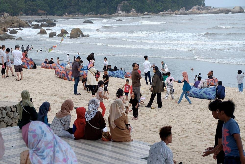 Orang ramai meluangkan masa bersiar-siar sempena cuti umum - Foto Bernama.