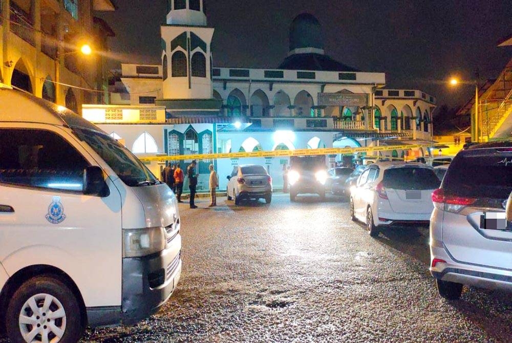 Seorang lelaki kurang siuman maut dipercayai dipukul oleh sekumpulan pelajar di sebuah masjid di Pulau Melaka, Kota Bharu pada Ahad.