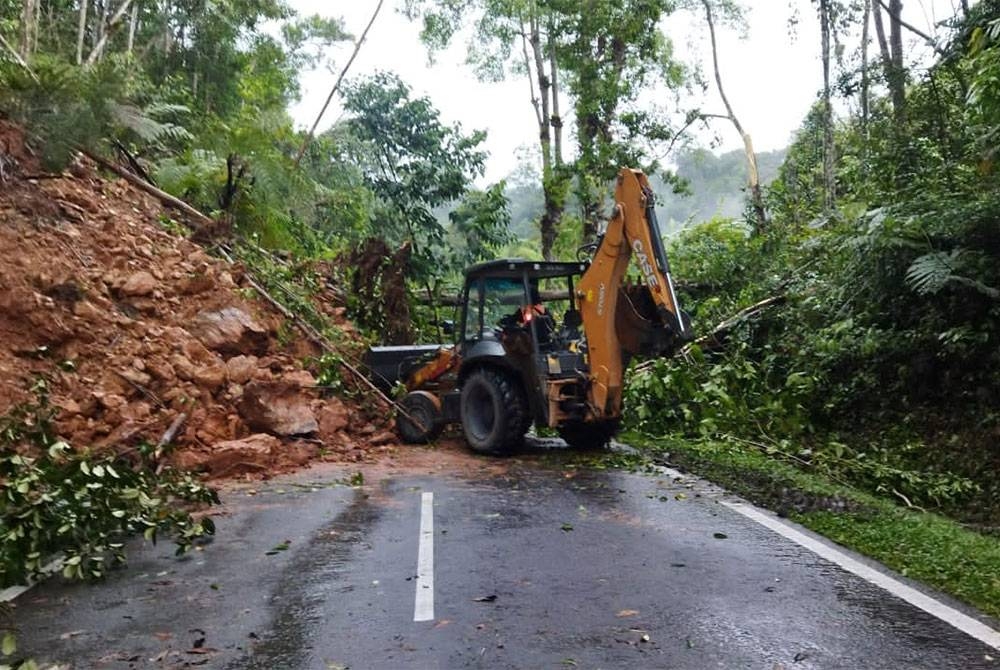 Jalan Ranau ke Sandakan tidak dapat dilalui oleh mana-mana jenis kenderaan pagi ini akibat kejadian tanah runtuh dan pokok tumbang.