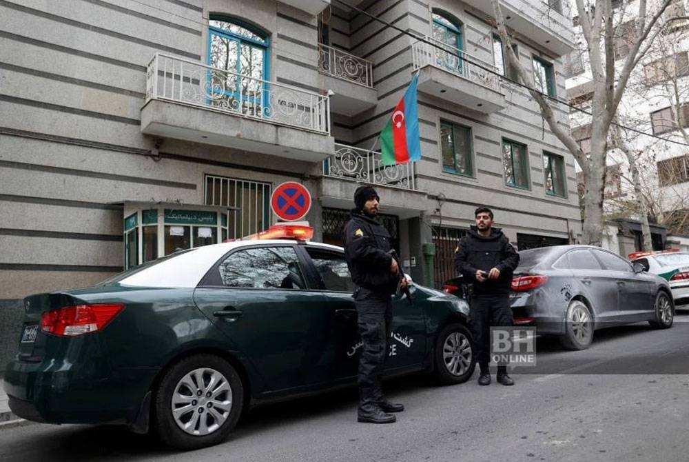 Polis mengawal Kedutaan Azerbaijan di Tehran selepas serangan bersenjata menyebabkan seorang maut manakala beberapa kakitangan kedutaan cedera. - Foto EPA