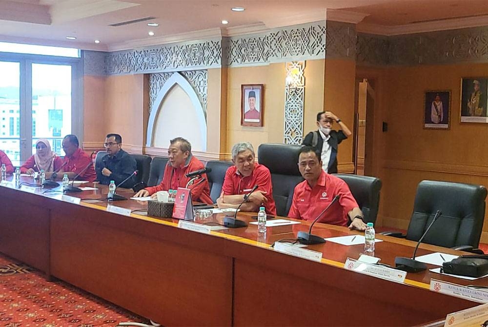 Ahmad Zahid (dua dari kanan) bersama Bung Moktar (tiga dari kanan) dan Yakub (kanan) ketika mesyuarat UMNO Sabah di Kota Kinabalu.