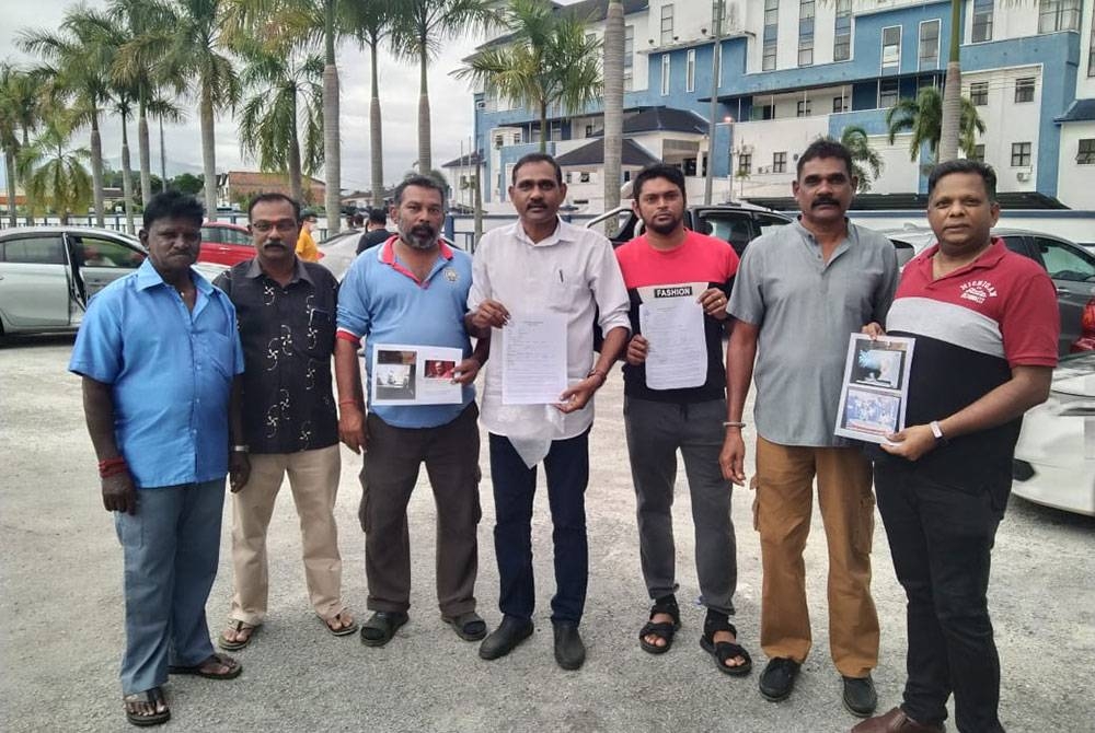 Mani Maran (tengah) membuat laporan di Balai Polis Sungai Siput mengutuk tindakan Paludan membakar al-Quran di Sweden, baru-baru ini. Foto: Ihsan pembaca