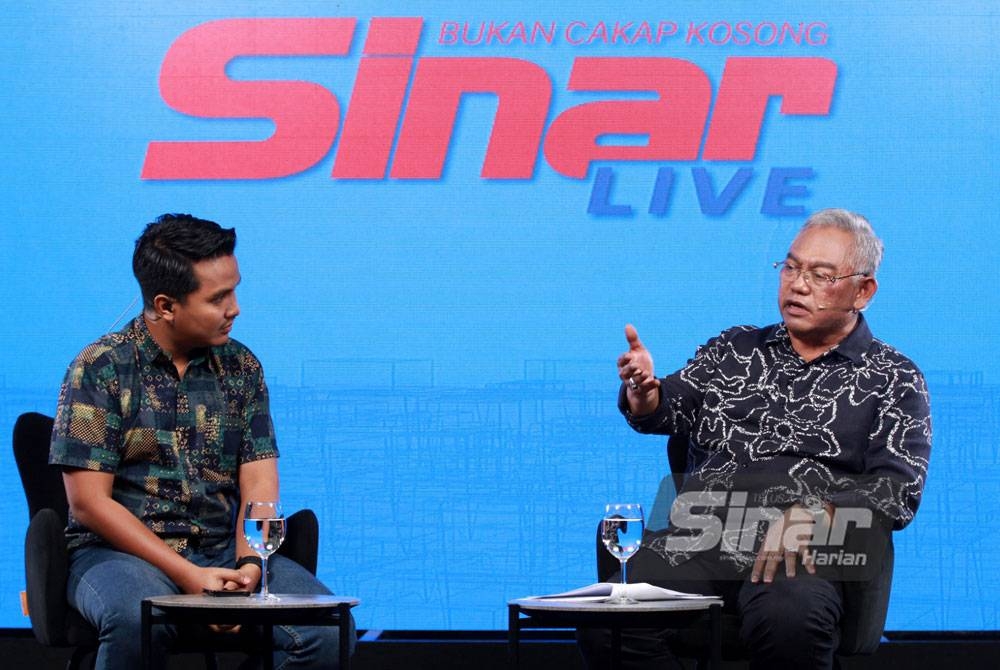 Noh (kanan) sewaktu menjadi tetamu program Sinar Live bertajuk Dipecat UMNO: Lawan atau Move On yang dikendalikan Hazwan. - Foto Sinar Harian/ Rosli Talib