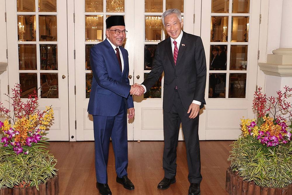 Perdana Menteri Datuk Seri Anwar Ibrahim (kiri) dan rakan sejawatannya dari Singapura, Lee Hsien Loong dalam pertemuan empat mata sebelum meneruskan mesyuarat delegasi di Istana pada Isnin. Foto Bernama