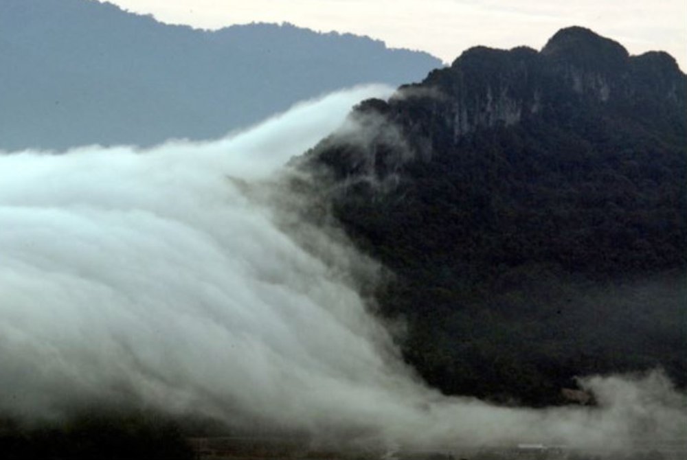 Seorang wanita dikhuatiri sesat ketika mendaki Bukit Tabur pada awal pagi Ahad. - Foto Bernama