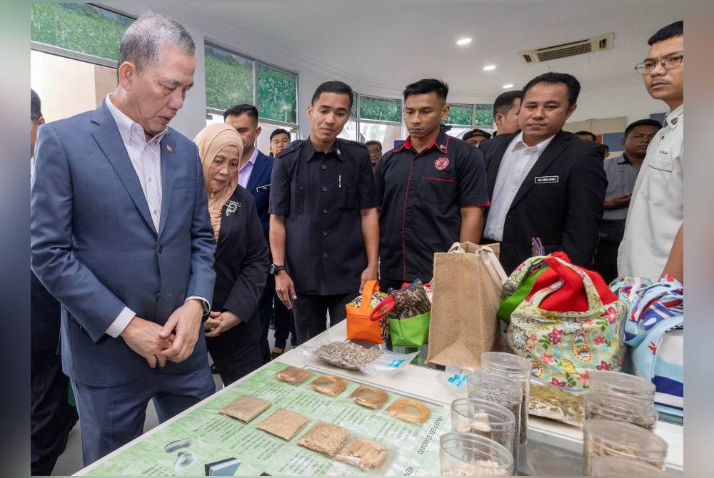 Fadillah (kiri) singgah ke gelari kenaf sempena Sesi Lawatan Serta Taklimat Sektor Kenaf dan Tembakau di Ibu Pejabat LKTN Kubang Kerian. - Foto Bernama