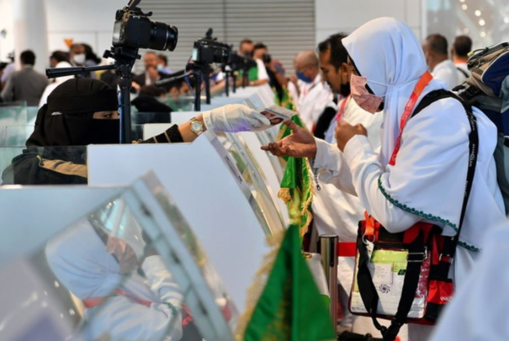 Bakal haji yang berhasrat ke tanah suci melalui PJH perlu mendaftar dengan syarikat pilihan mereka, selepas menerima surat tawaran menunaikan haji. - Foto hiasan/Bernama