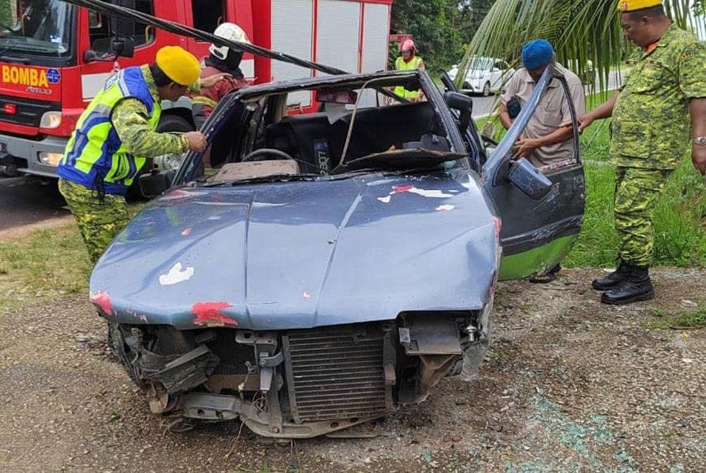 Empat sekeluarga nyaris maut selepas kereta yang mereka naiki terbabas ke bahu jalan akibat merempuh seekor babi hutan di Jalan Muar-Parit Sulong di sini pada Isnin. - Foto JBPM