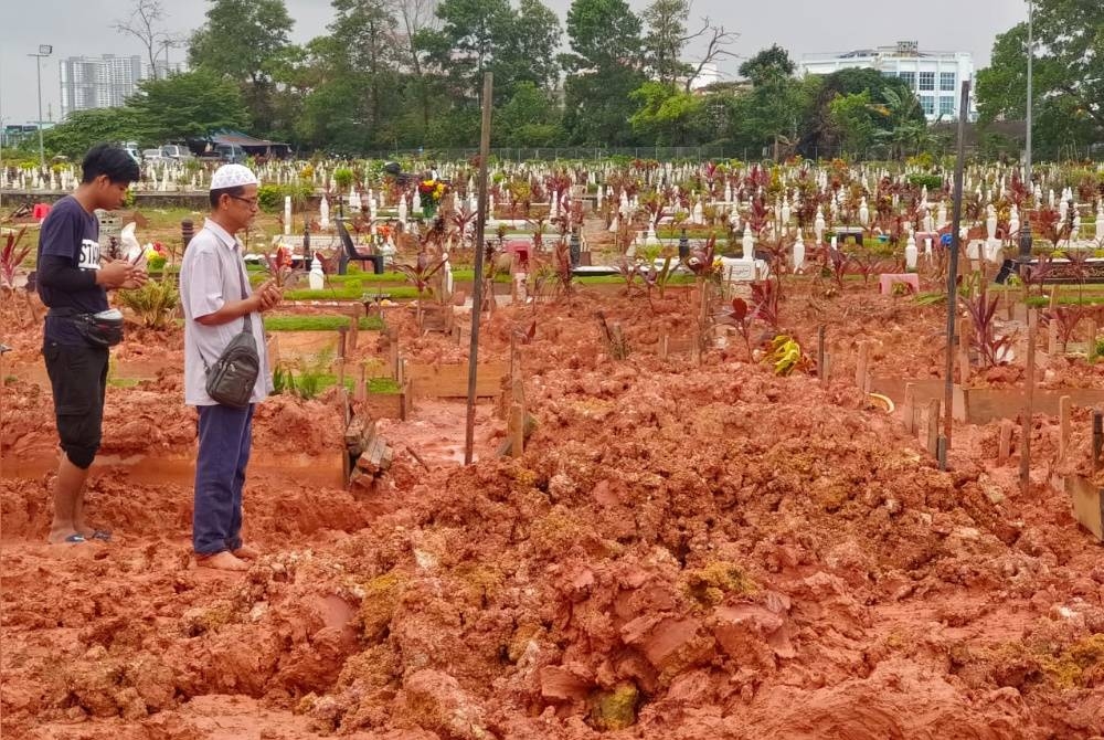 Jenazah Muhammad Izzuddin Abdul Hadi dikebumikan di Tanah Perkuburan Islam Taman Mount Austin di sini pada jam 6.20 petang Isnin.