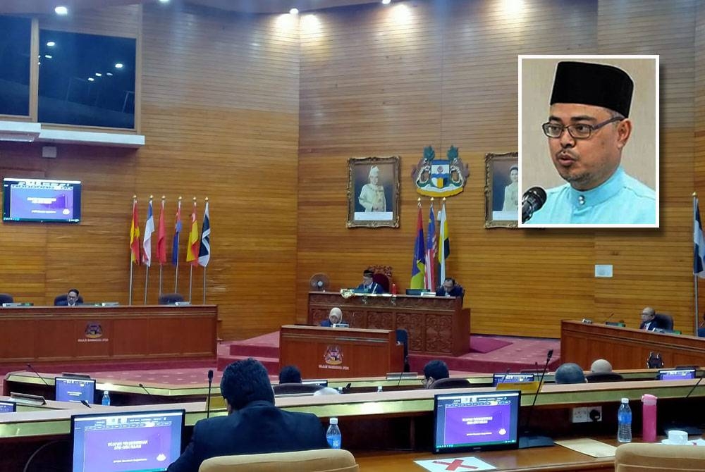 Rumaizi menyampaikan ucapan sempena Mesyuarat Penuh Majlis Bulan Januari 2023 di Dewan Mesyuarat MBI di sini pada Selasa. Gambar kecil: RUMAIZI