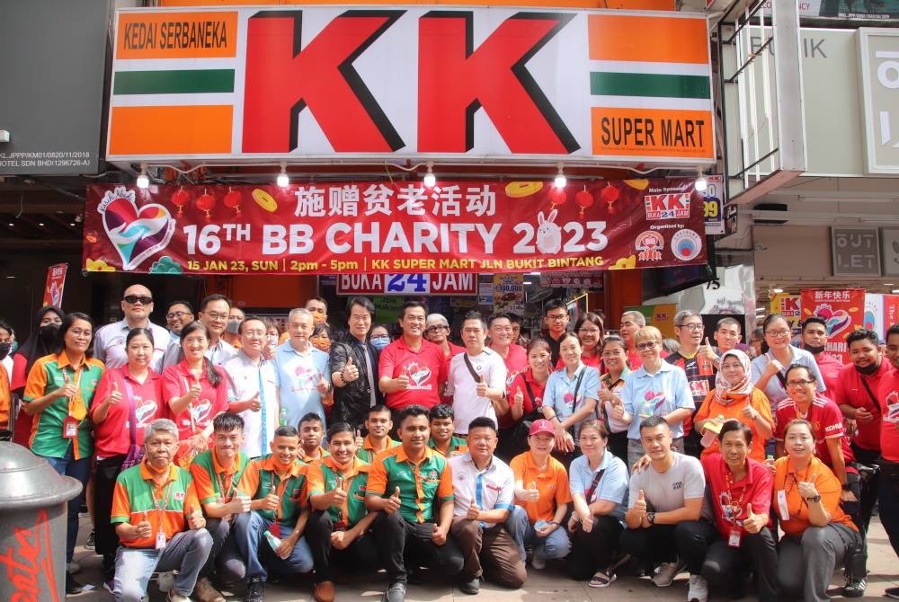 Chai (tengah) bersama mereka yang terlibat dalam menjayakan BB Charity yang ke-16 yang diadakan di Kuala Lumpur.