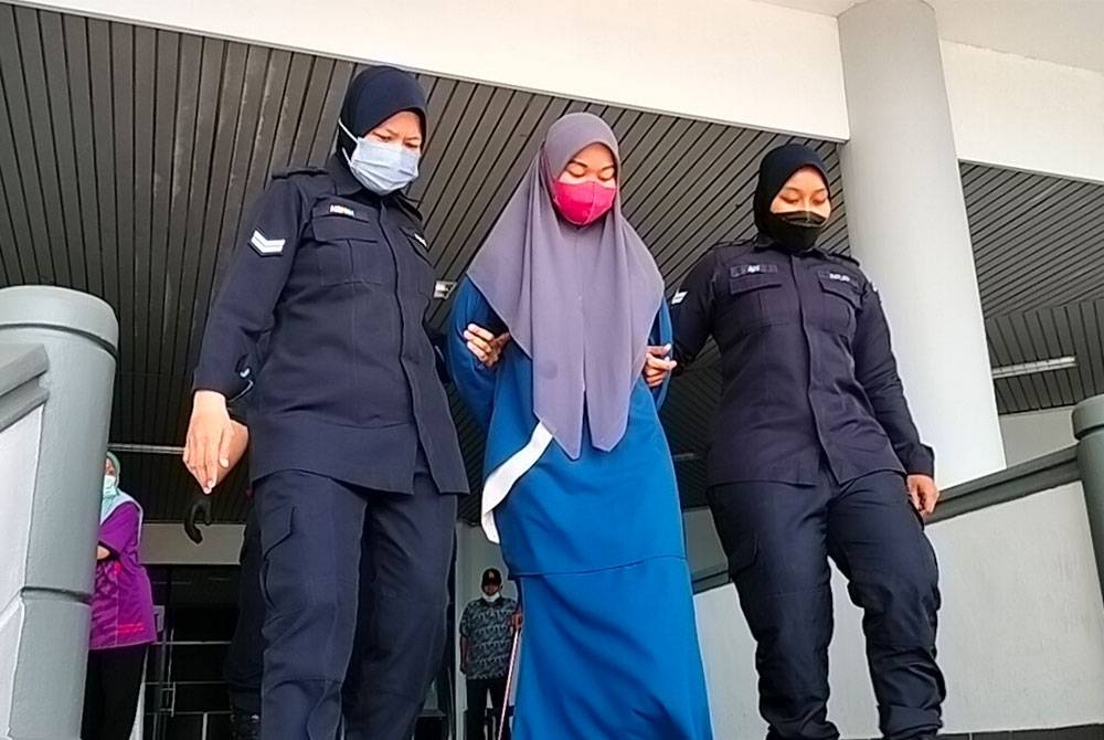 Nurul Hidayah (dua dari kiri) ketika dibawa keluar dari Mahkamah Majistret pada pada Selasa.