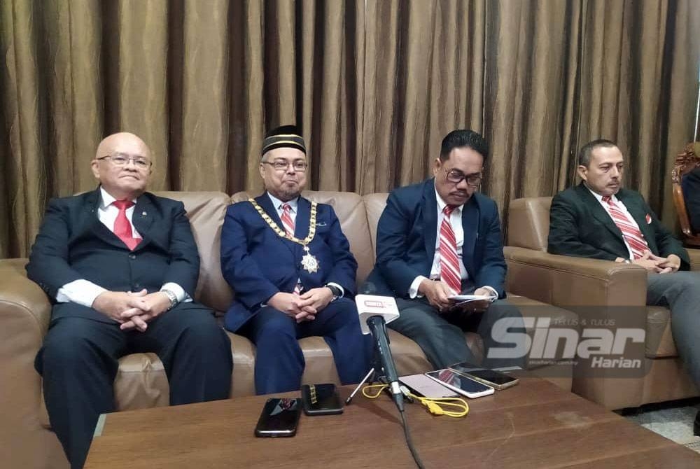 Rumaizi (dua dari kiri) ketika sidang akhbar selepas Mesyuarat Penuh Majlis Bulan Januari 2023 di Dewan Mesyuarat MBI pada Selasa.