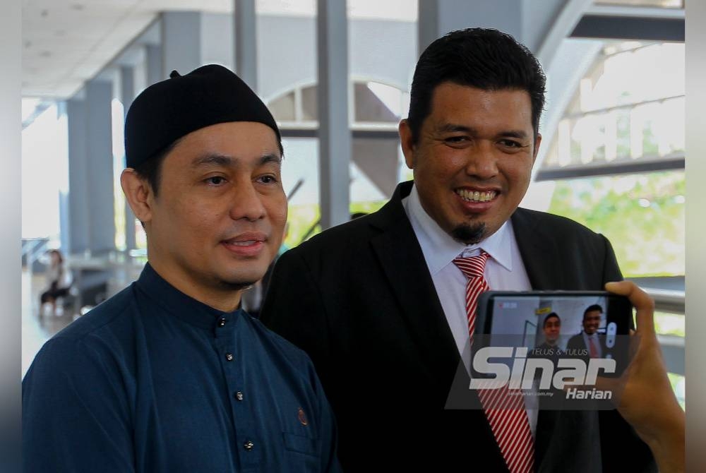 Pu Azman dan Mohd Zahid ditemui media di luar mahkamah.