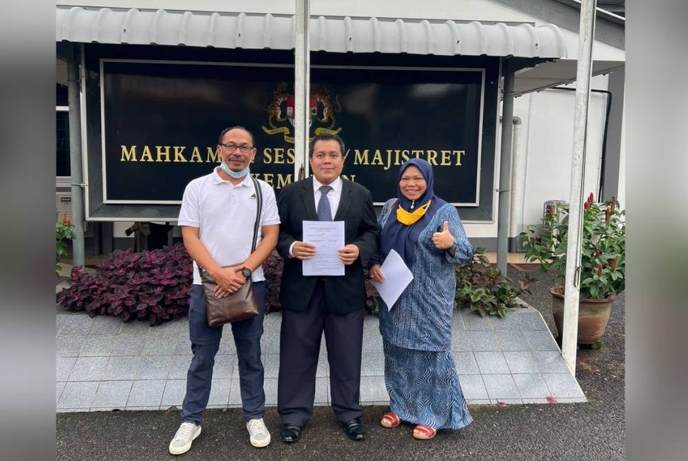 Mohd Hazwan (tengah) bersama plaintif di Mahkamah Majistret Kemaman ketika keputusan perbicaraan kes itu pada Isnin.