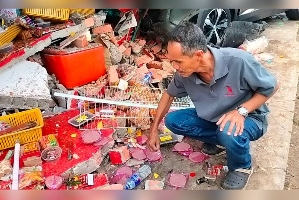 Abu Bakar melihat pelbagai jualan produk makanan digerainya bertaburan di atas tanah.